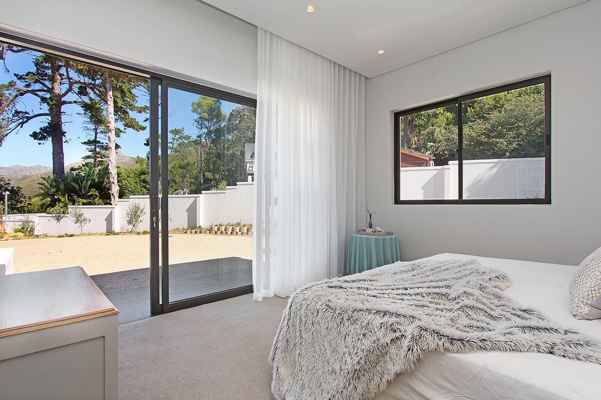 Constantia Modern 5 Bedroom Self Catering Villa