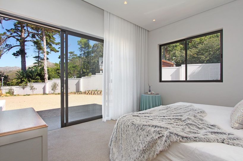 Constantia Modern 5 Bedroom Self Catering Villa