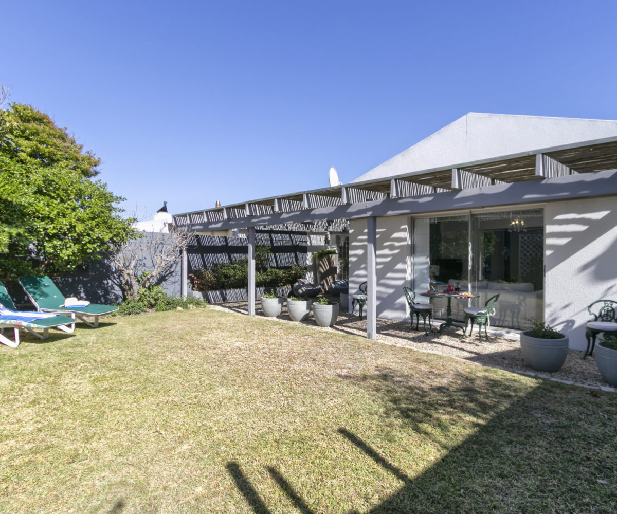 2 Bedroom Marina Da Gama Self Catering Accommodation In Muizenberg - Heron Cottage